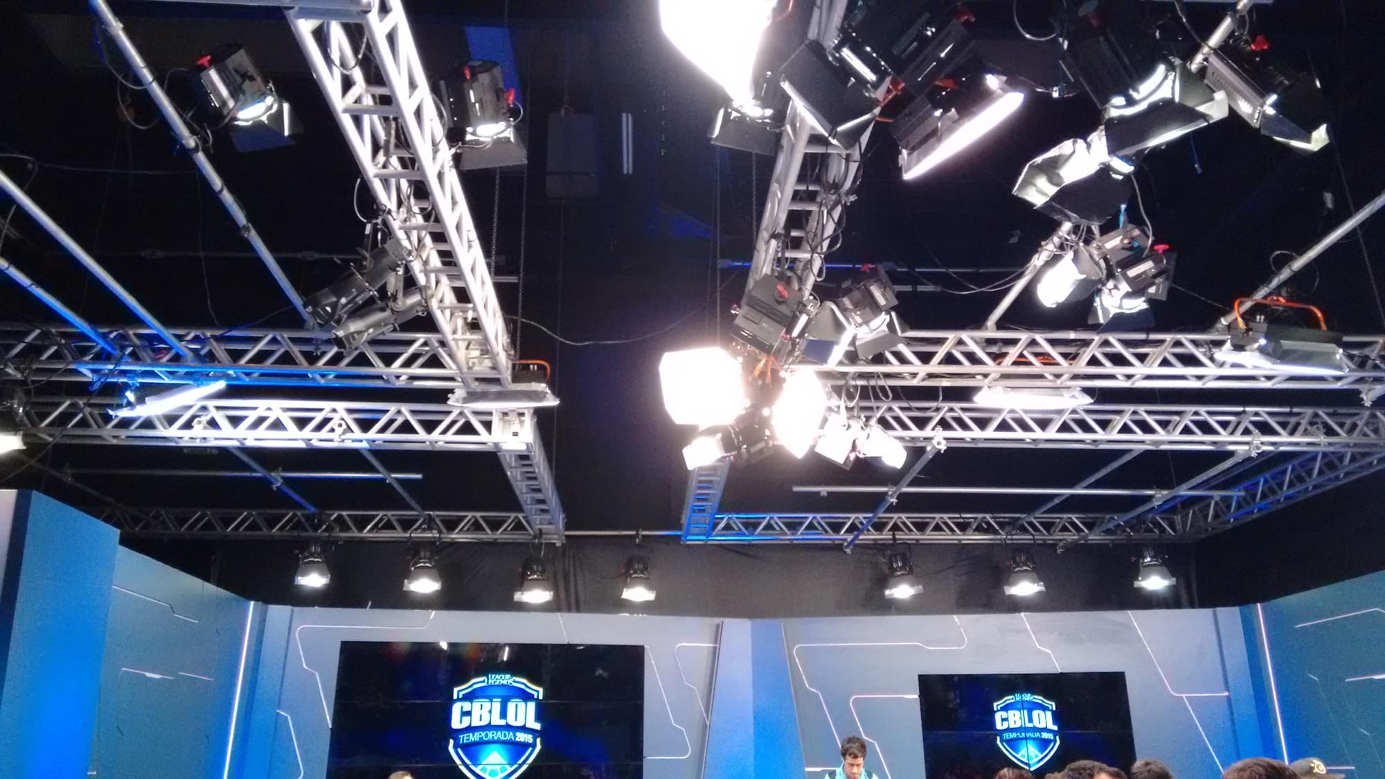 Com estúdio de transmissão e temporada do CBLoL, Riot está pronta para 2015