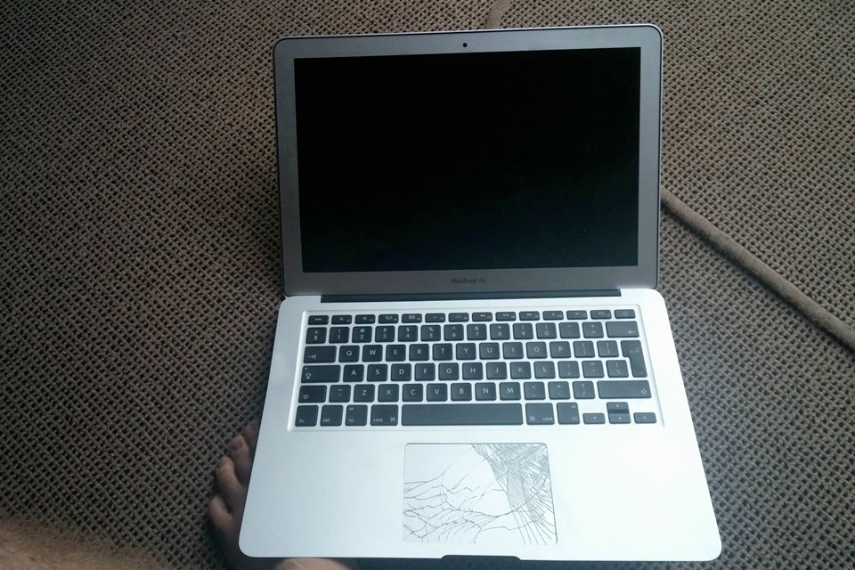 Imagem de: MacBook Air sobrevive a queda de avião de 300 metros
