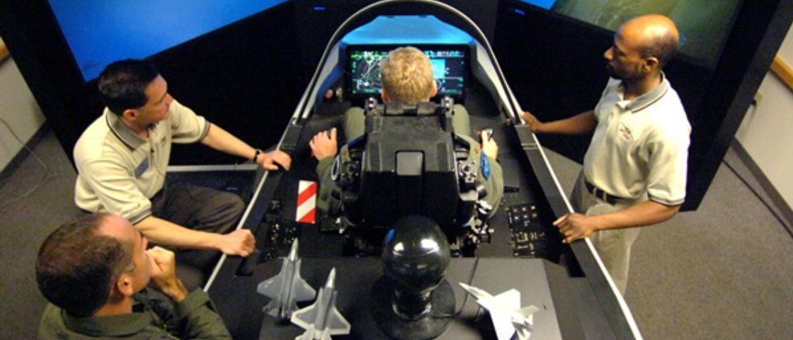 Imagem de: Mulher tetraplégica controla caça F-35 com sua mente em simulador de voo