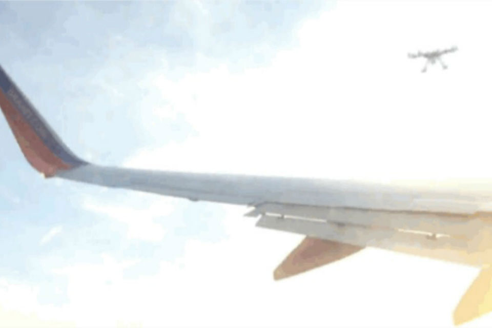 Imagem de: Que susto! Viral de drone quebrando asa de avião é falso