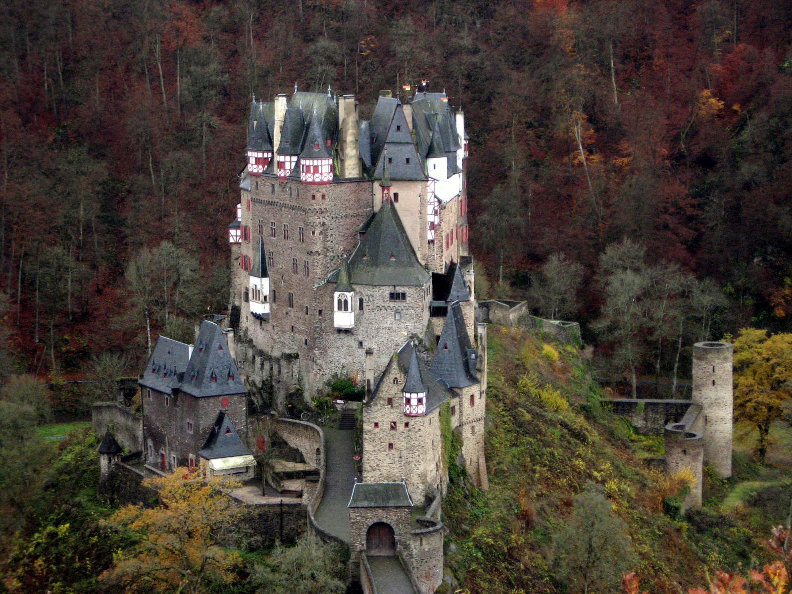 Resultado de imagem para castelos medievais por dentro