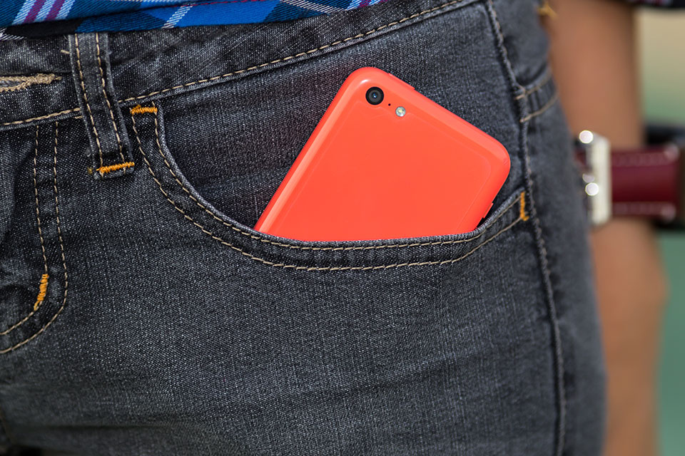 calça jeans com bolso para celular