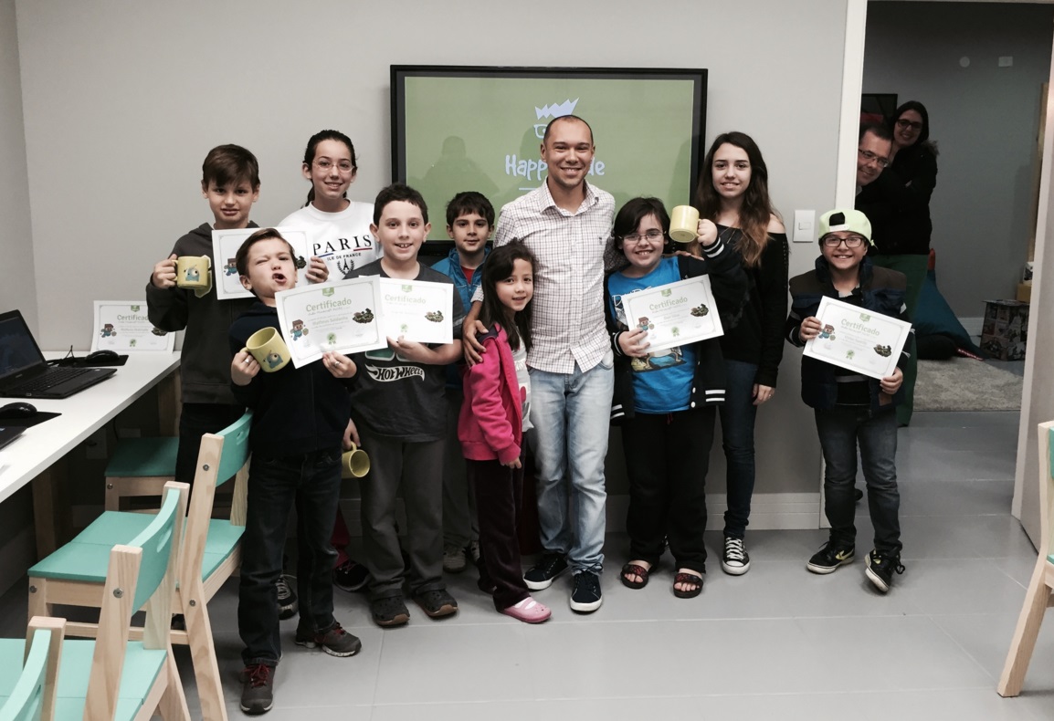 Escola ensina robótica e programação para crianças a partir de seis anos