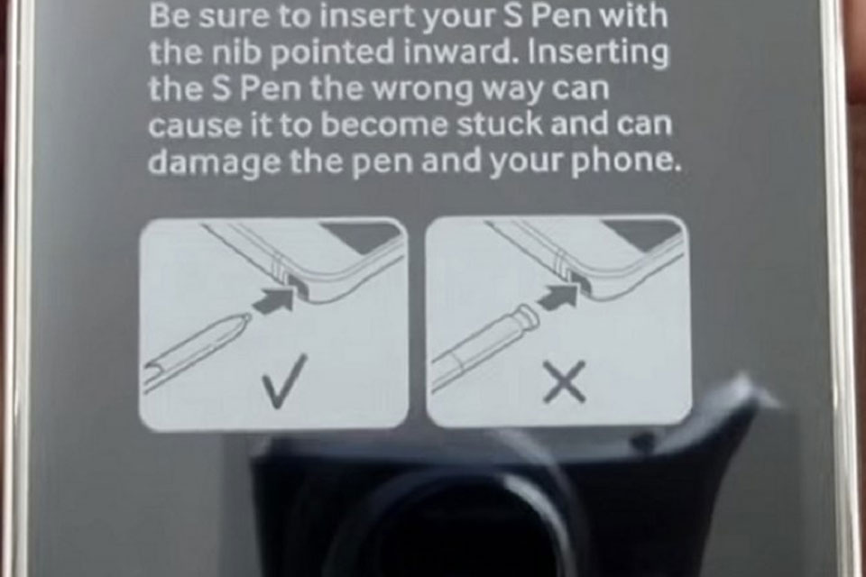Imagem de: Galaxy Note 5 agora chega com aviso: não coloque a S-Pen ao contrário