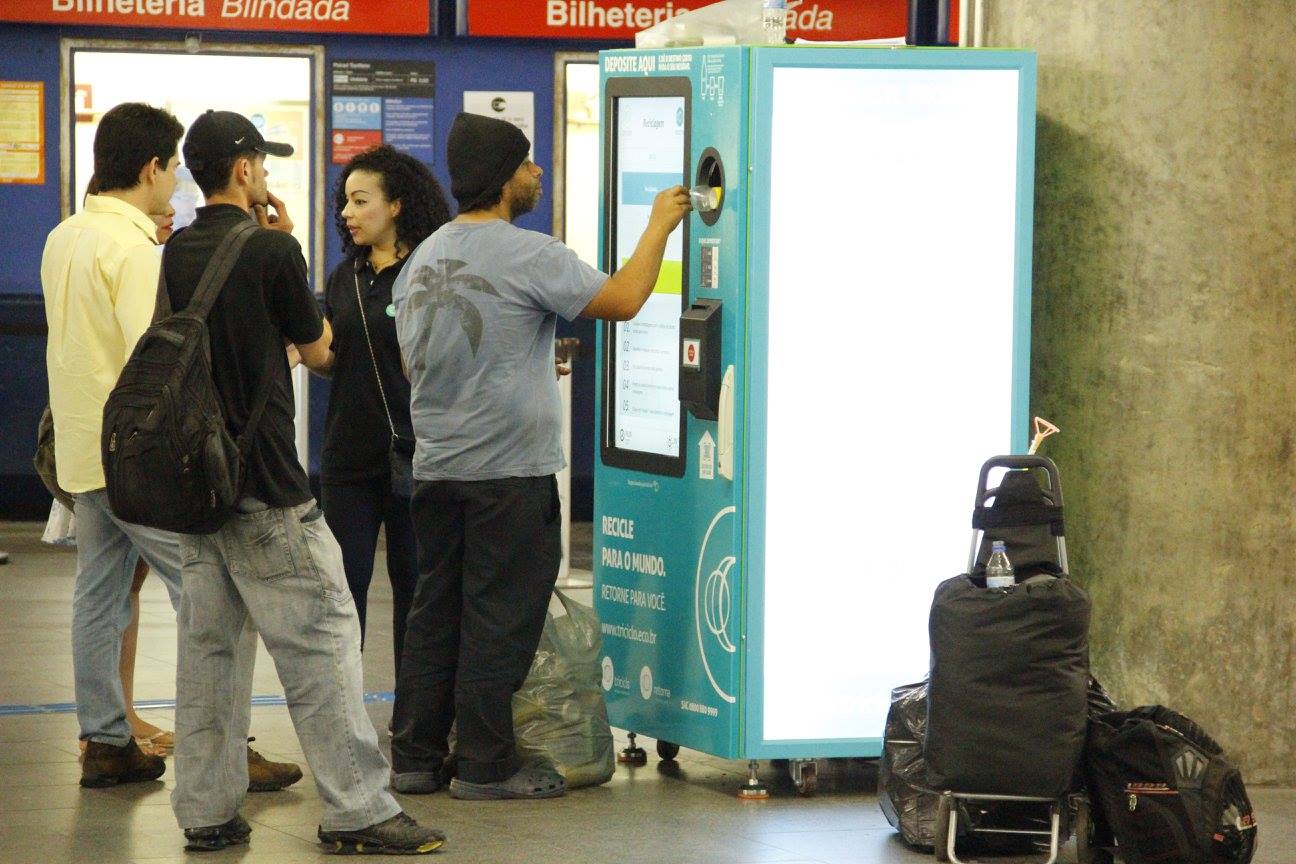 Retorna Machine: máquina troca garrafas e latinhas por descontos em compras