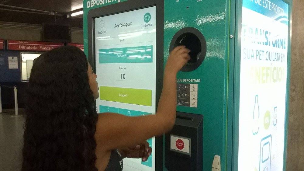 Retorna Machine: máquina troca garrafas e latinhas por descontos em compras