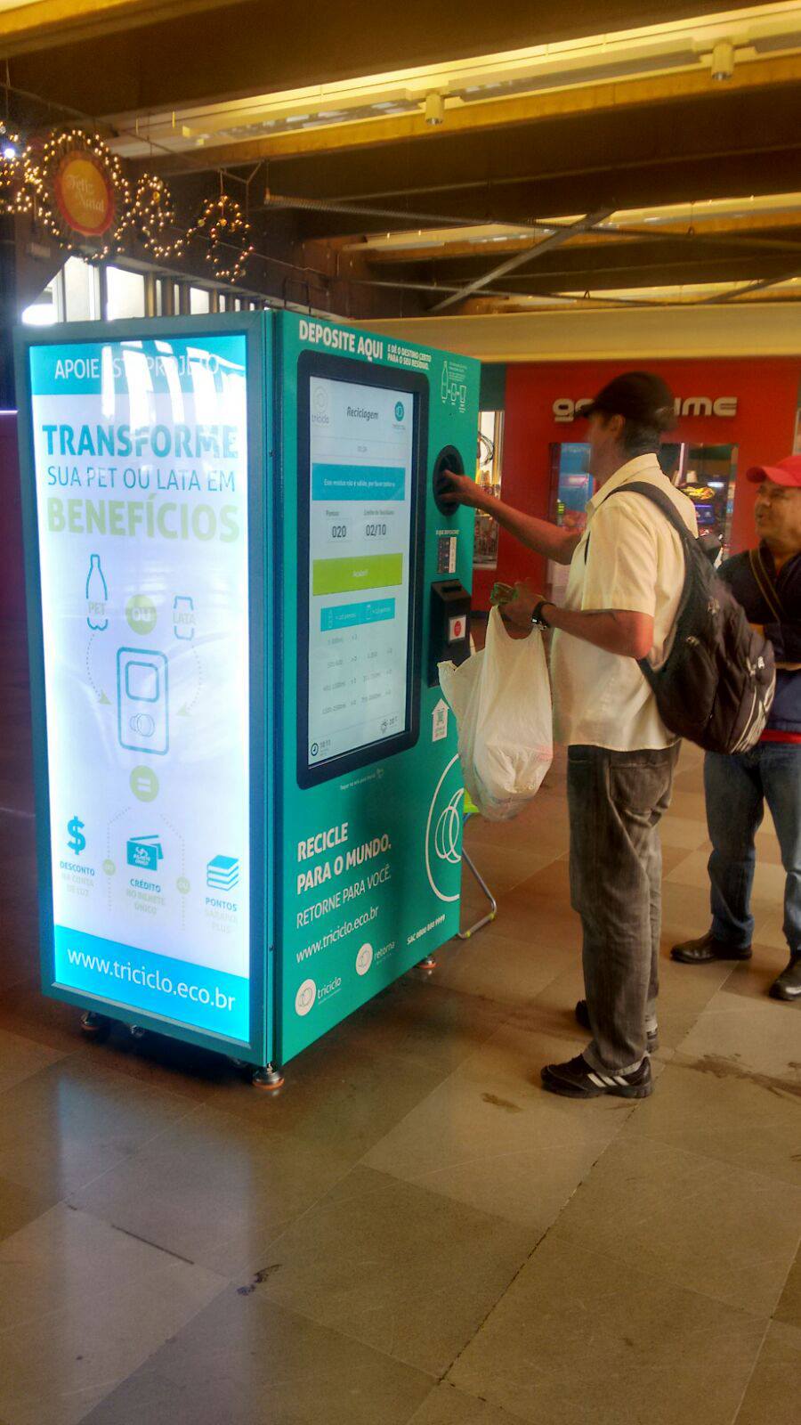 Retorna Machine: máquina troca garrafas e latinhas por descontos em compras