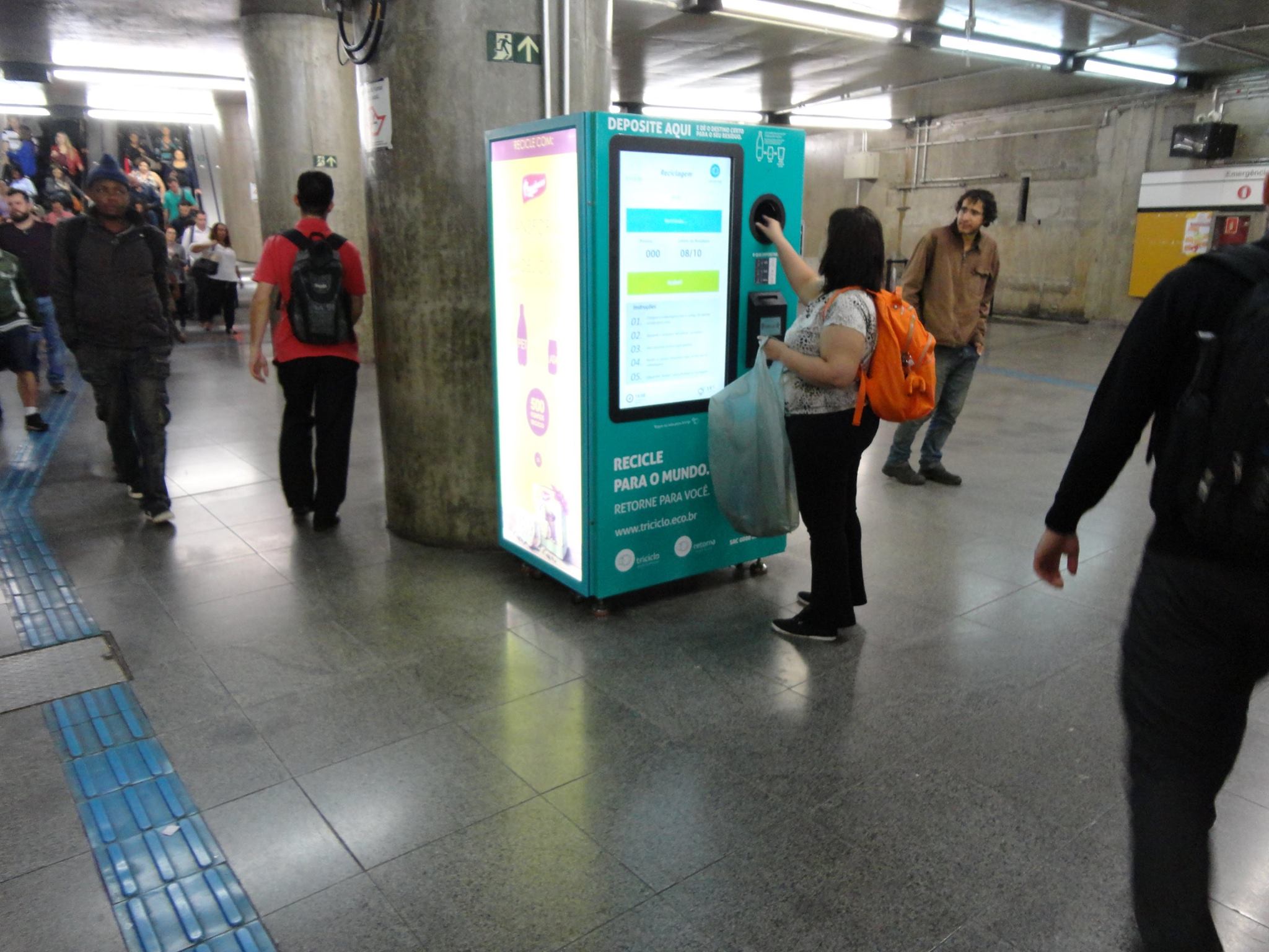 Retorna Machine: máquina troca garrafas e latinhas por descontos em compras