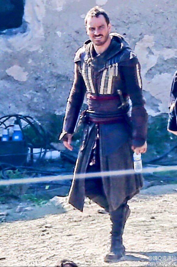 Fotos vazadas do set de Assassin’s Creed mostram astro vestido de assassino