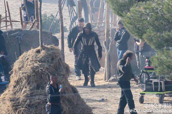 Fotos vazadas do set de Assassin’s Creed mostram astro vestido de assassino