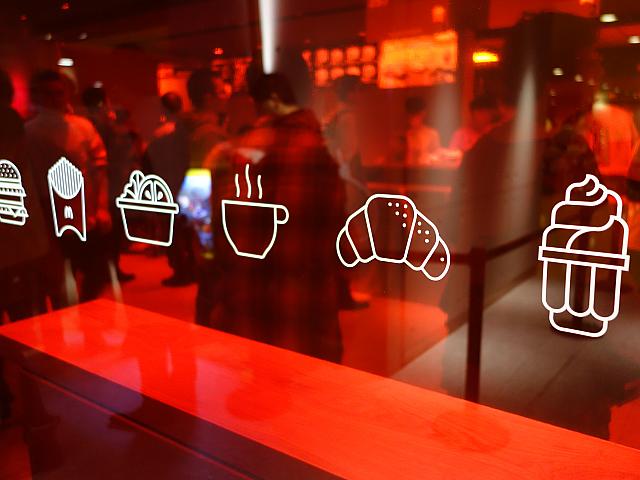 McDonald's abre loja 'futurista' em Hong Kong