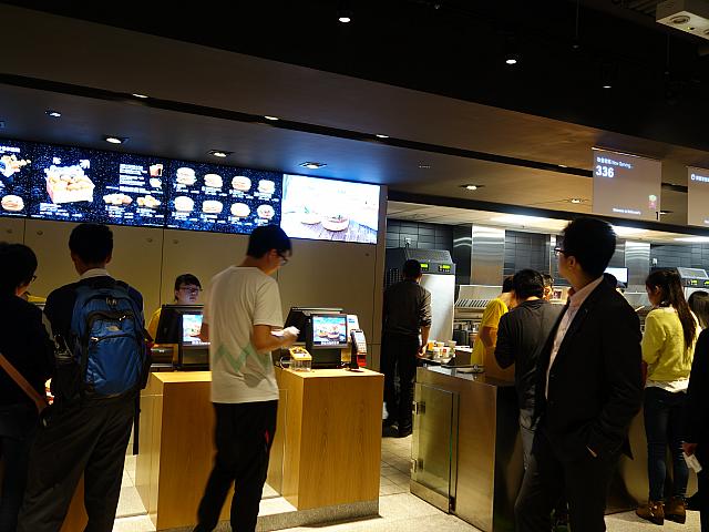McDonald's abre loja 'futurista' em Hong Kong