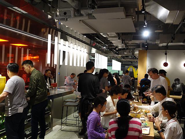 McDonald's abre loja 'futurista' em Hong Kong