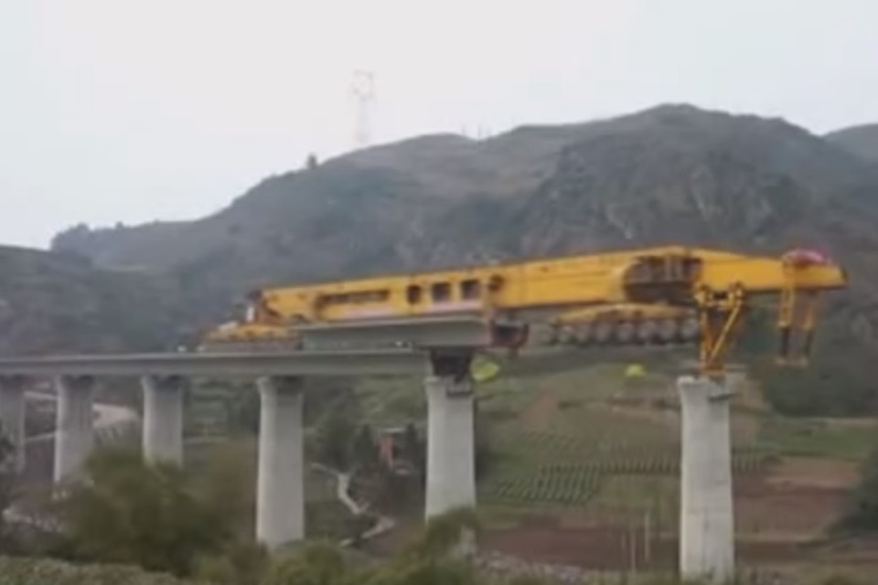 Imagem de: Conheça o guindaste colossal que ajuda a construir pontes na China