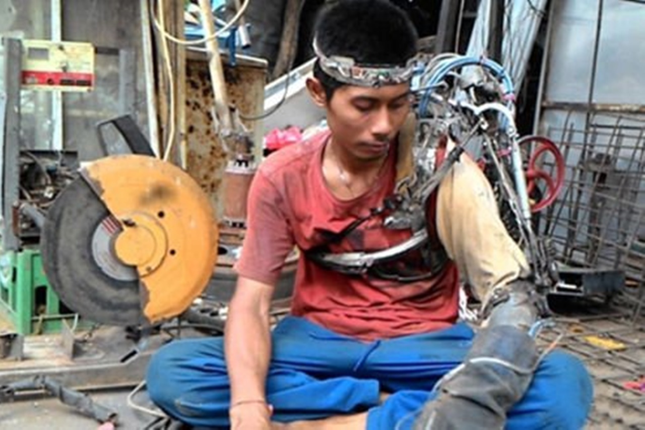 Imagem de: Soldador indonésio teria criado braço robótico 'controlado pela mente'