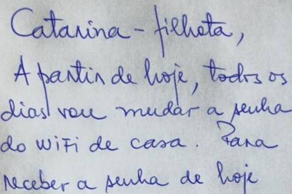 Imagem de: Pai do ano troca senha do WiFi diariamente para filhota ajudar em casa