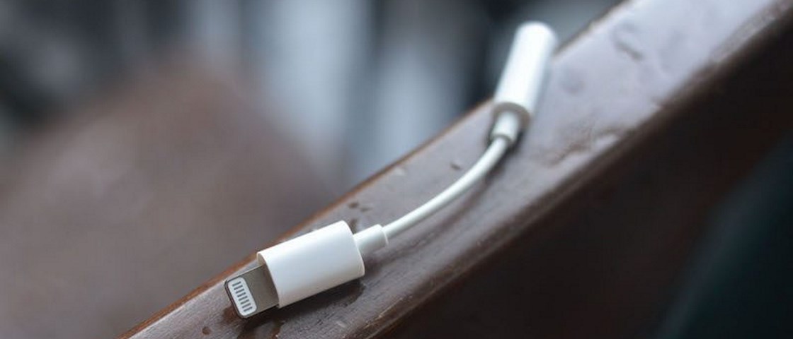 Adaptador do iPhone 7 para usar fones na porta Lightning aparece em vídeo - TecMundo