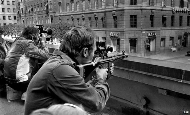 Imagem do assalto de 1973, que resultou na descoberta da “síndrome de Estocolmo.