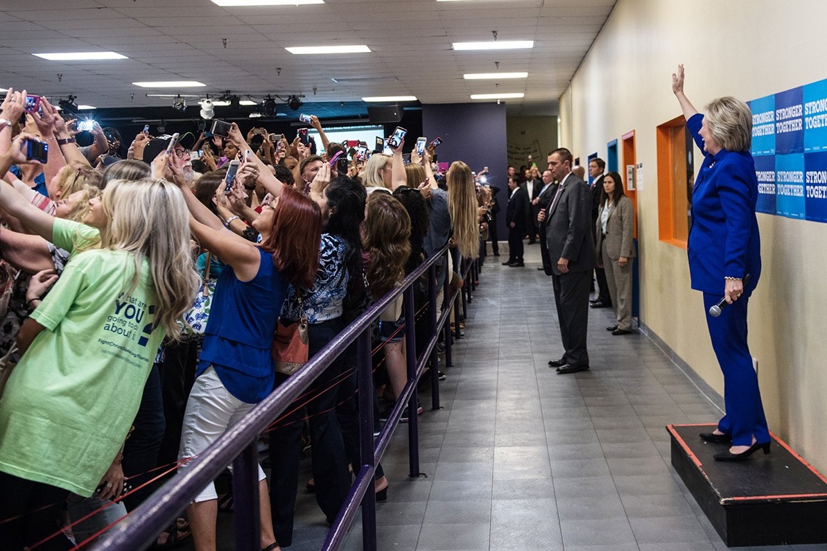 Imagem de: Milhares dão as costas para Hillary Clinton e 'por trás da selfie' viraliza