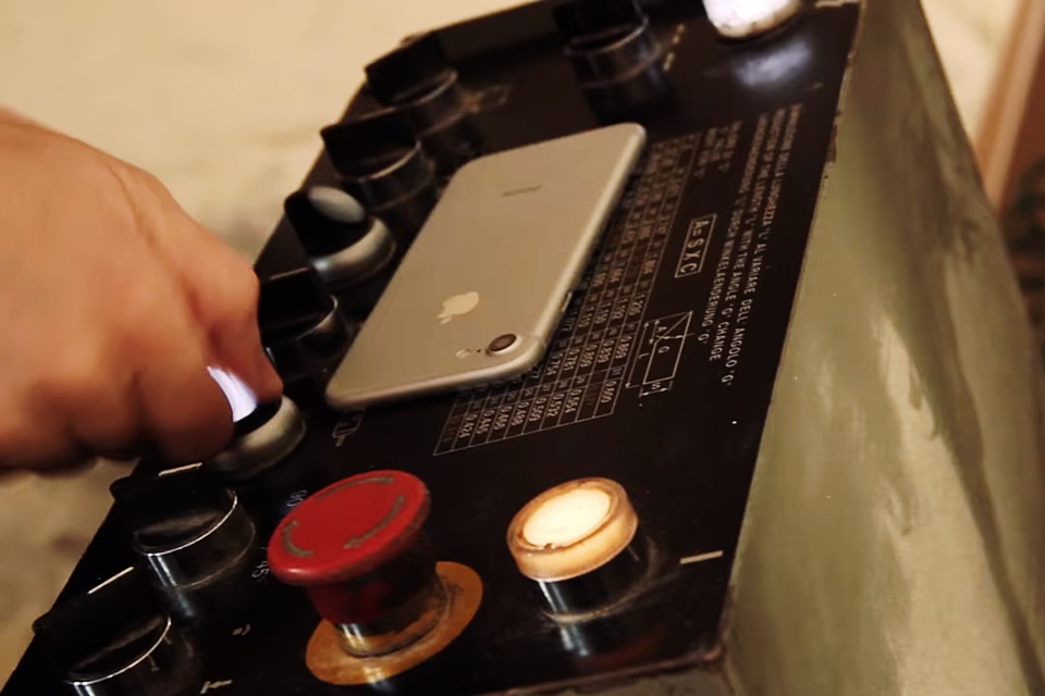 Imagem de: Cliente ‘revoltado’ usa serra e lixa para mudar design de iPhone 7 na marra