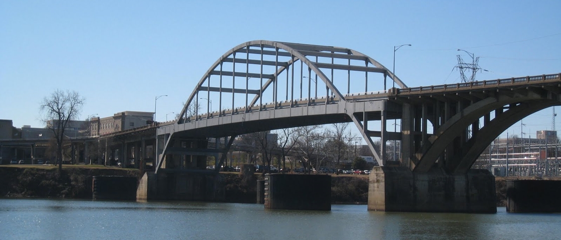 Imagem de: Ponte de 93 anos “se recusa” a ser destruída e viraliza na web