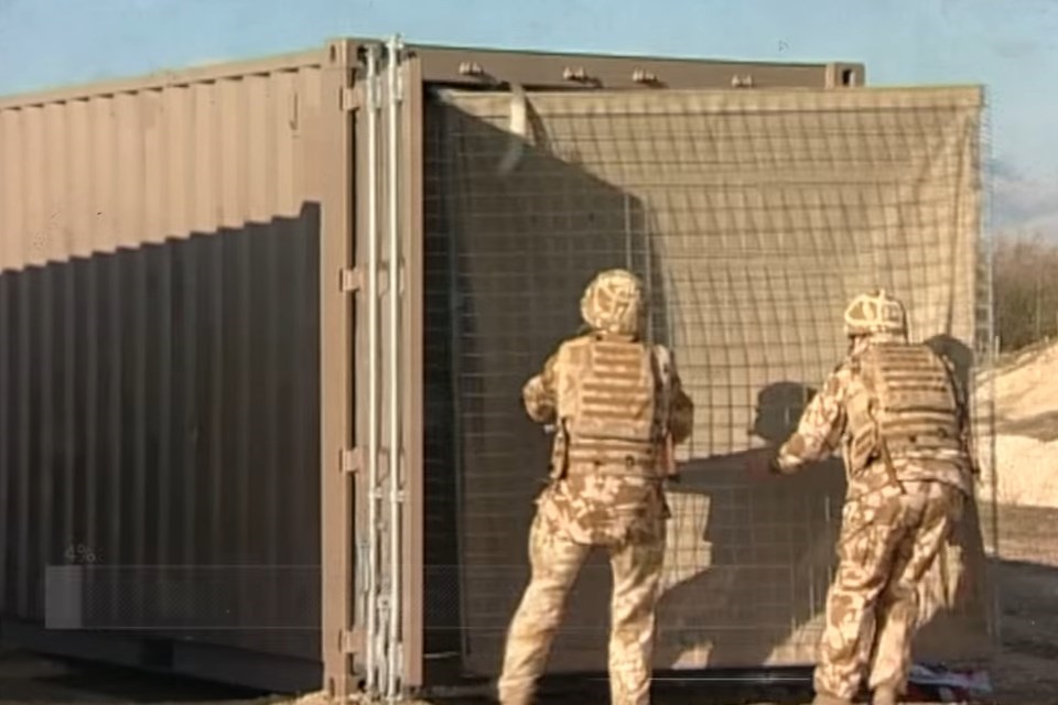 RAID: o caminhão militar que cria barreiras de mais de 300 m em instantes