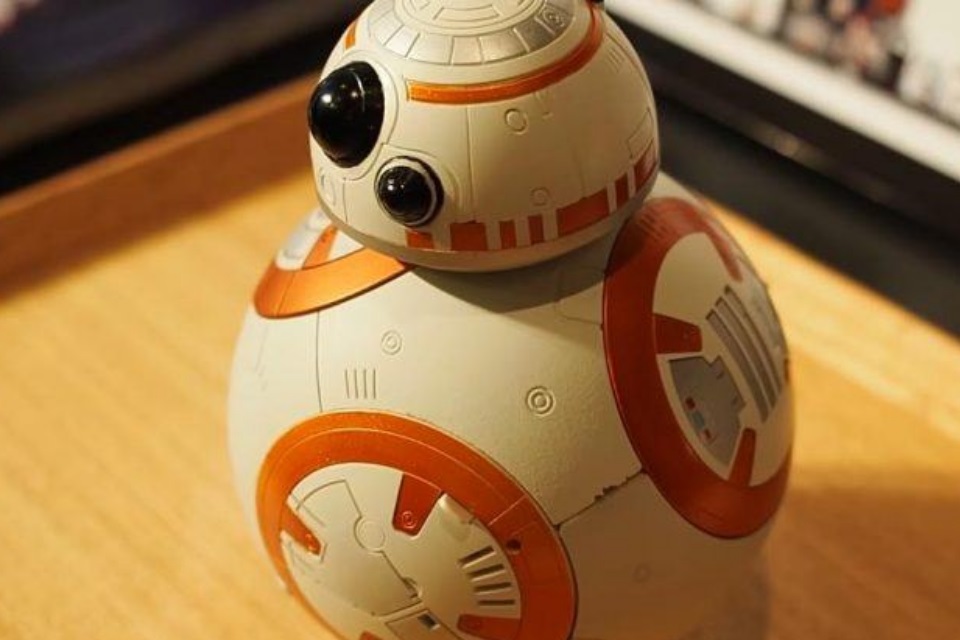 Com este BB-8 despertador você pode até sentir vontade de acordar