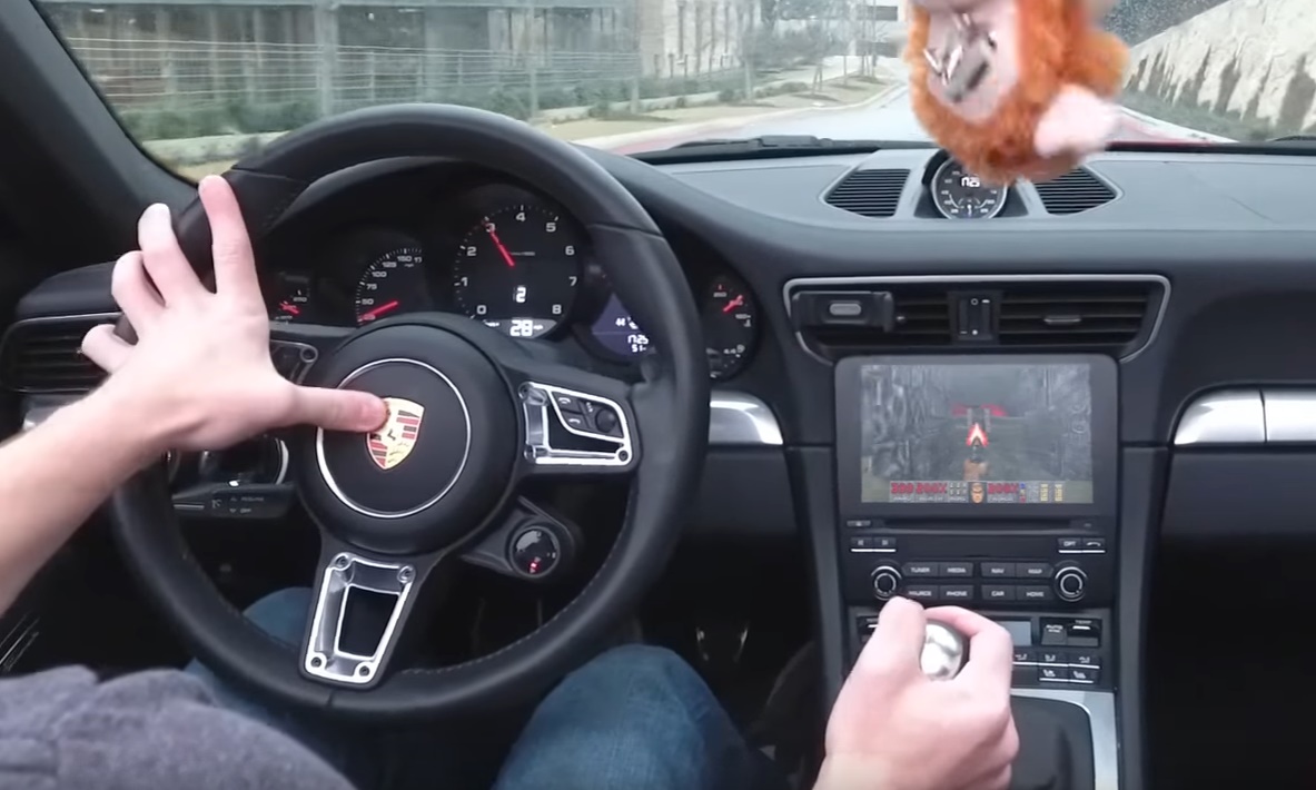 Algum gênio/maluco instalou Doom no sistema de infotainment de um Porsche