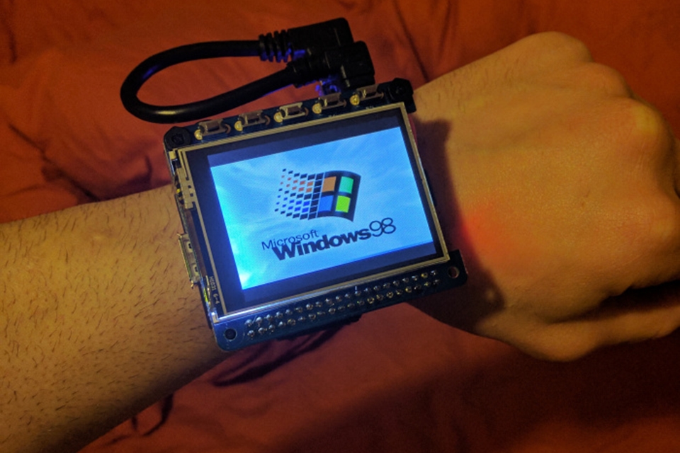 Imagem de: Smartwatch caseiro roda em Raspberry Pi com sistema operacional Windows 98