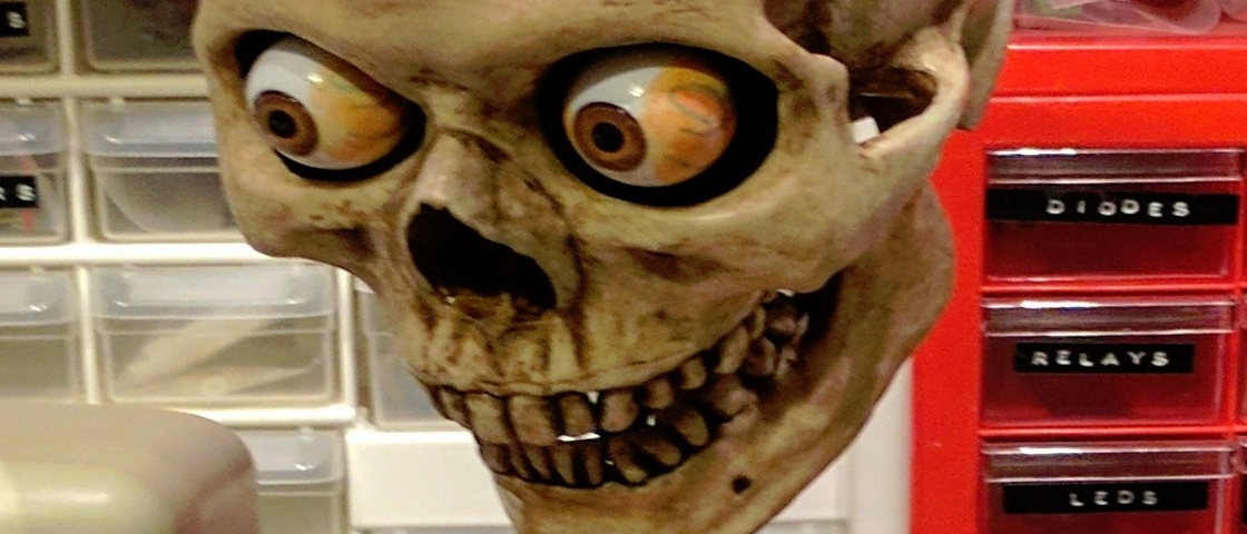 Imagem de: Modificação de caveira falante com Alexa é certeza de pesadelos [vídeo]