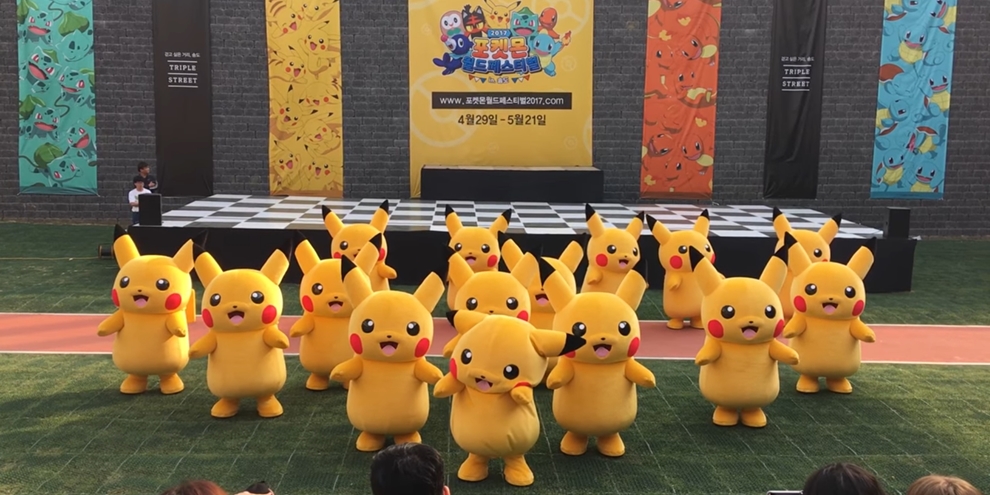 Gafe durante dança de Pikachus na Coreia rende vídeo cômico