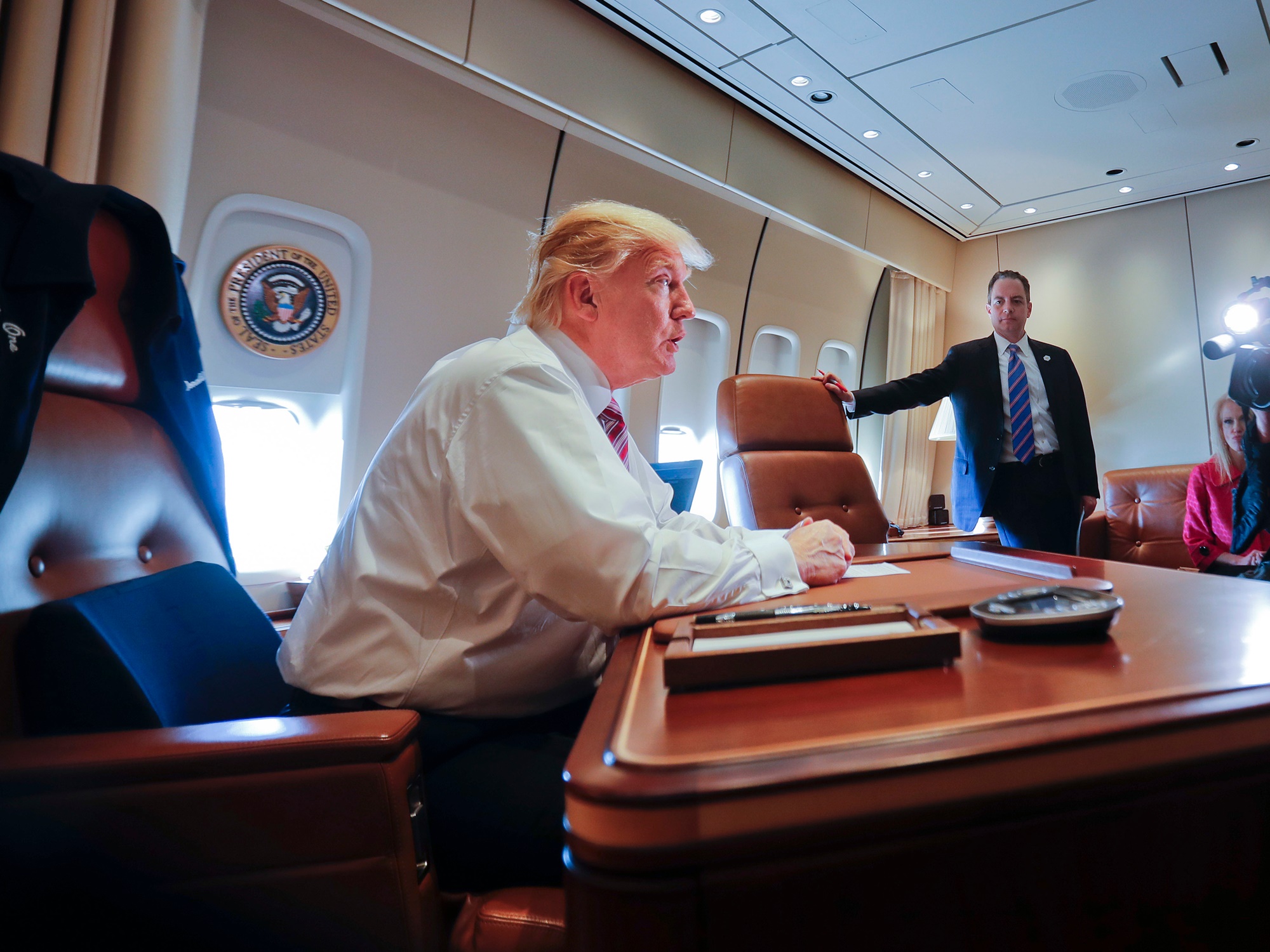 Президентский самолет. Самолет президента США Air Force one. Борт номер 1 президента США внутри. Салон самолета президента США. Боинг 747 президента США салон.