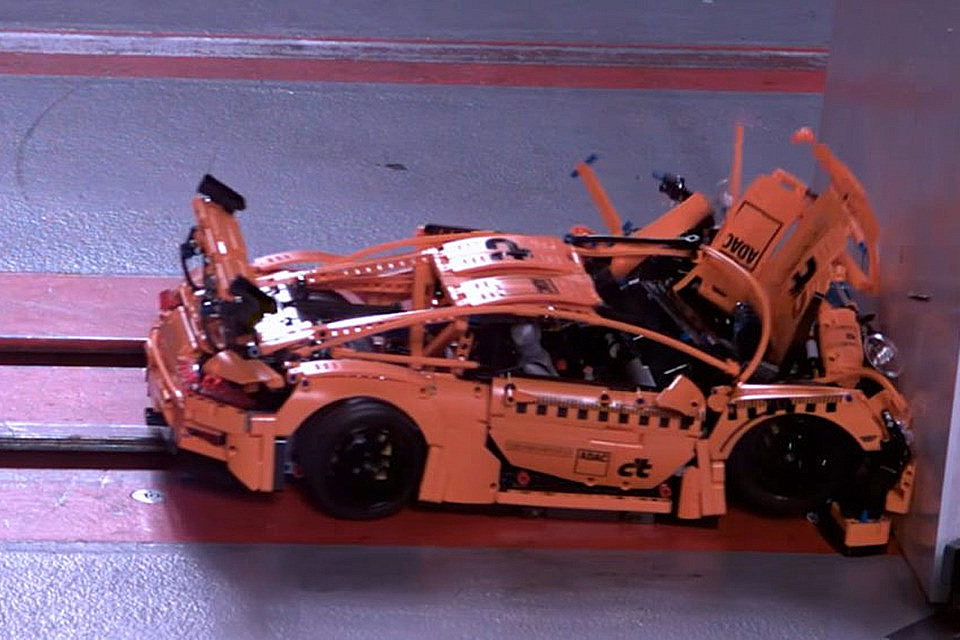 Imagem de: Alguns gênios resolveram destruir um Porsche de LEGO por pura diversão