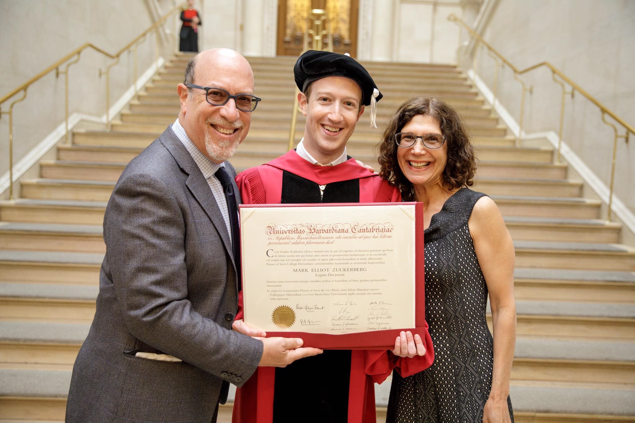 Mark Zuckerberg Recebe Diploma Honor rio Da Universidade De Harvard 