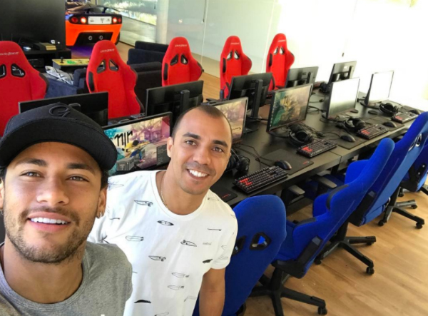 Neymar faz lan house top de linha em sua mansão para jogar ...