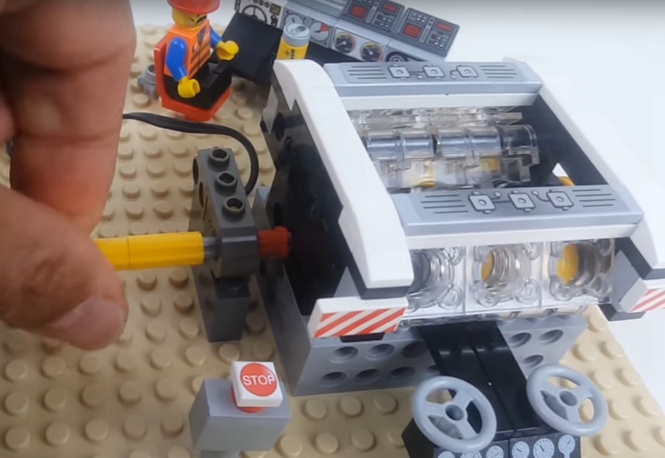 Imagem de: Pessoas estão testando motores feitos com LEGO até eles explodirem
