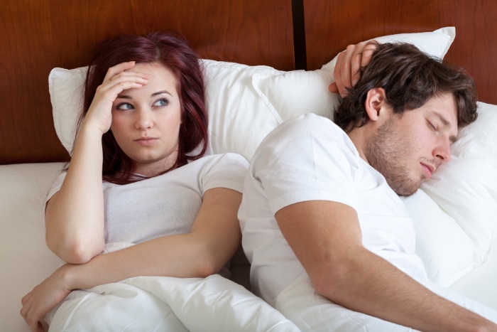 Quem mais sofre é quem dorme com o tagarela (Crédito: Reprodução)