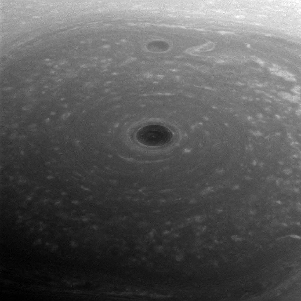 Voo final da sonda Cassini revela imagens estonteantes dos anéis de Saturno 29125405437604