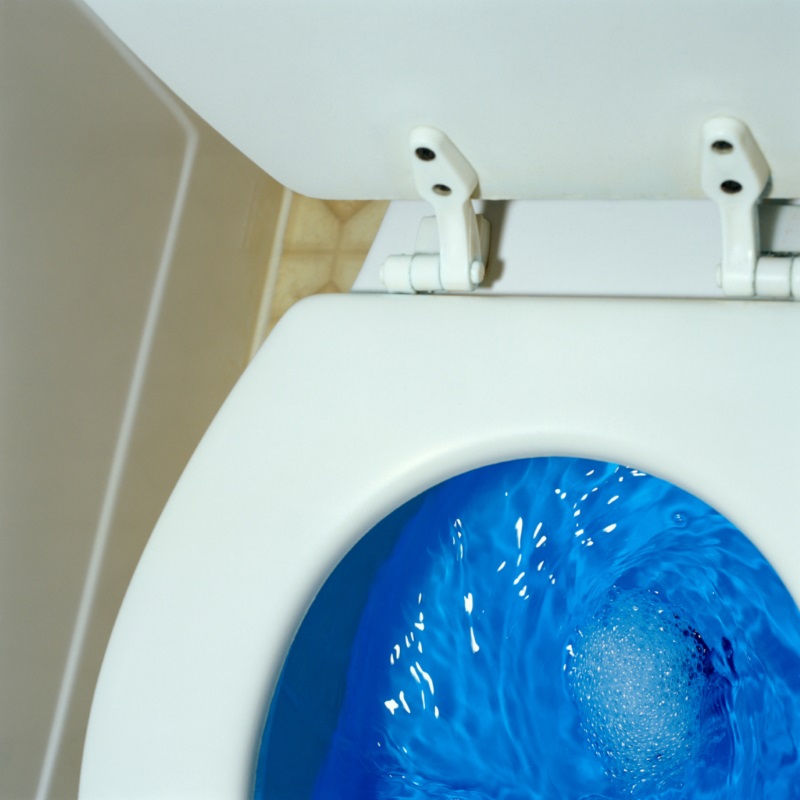 Vaso sanitário com água azul