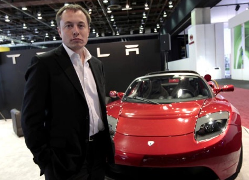 Elon Musk e o modelo de estreia da Tesla, o Roadster