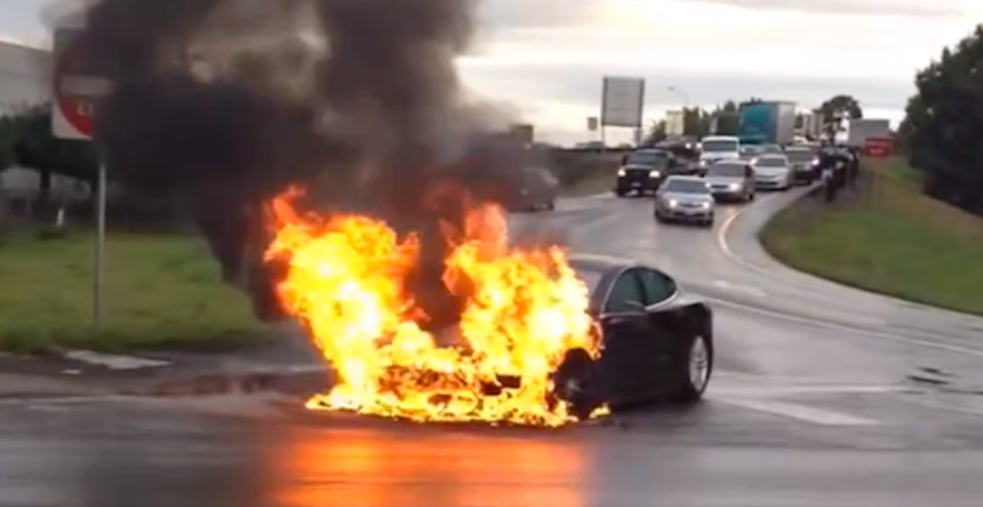 O Tesla Model S em chamas.
