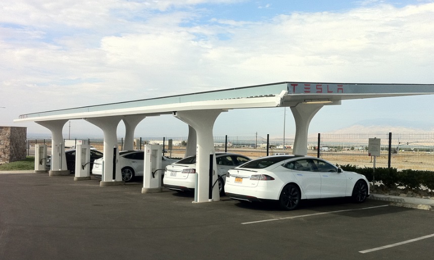 Uma das estações de recarga para carros da Tesla.