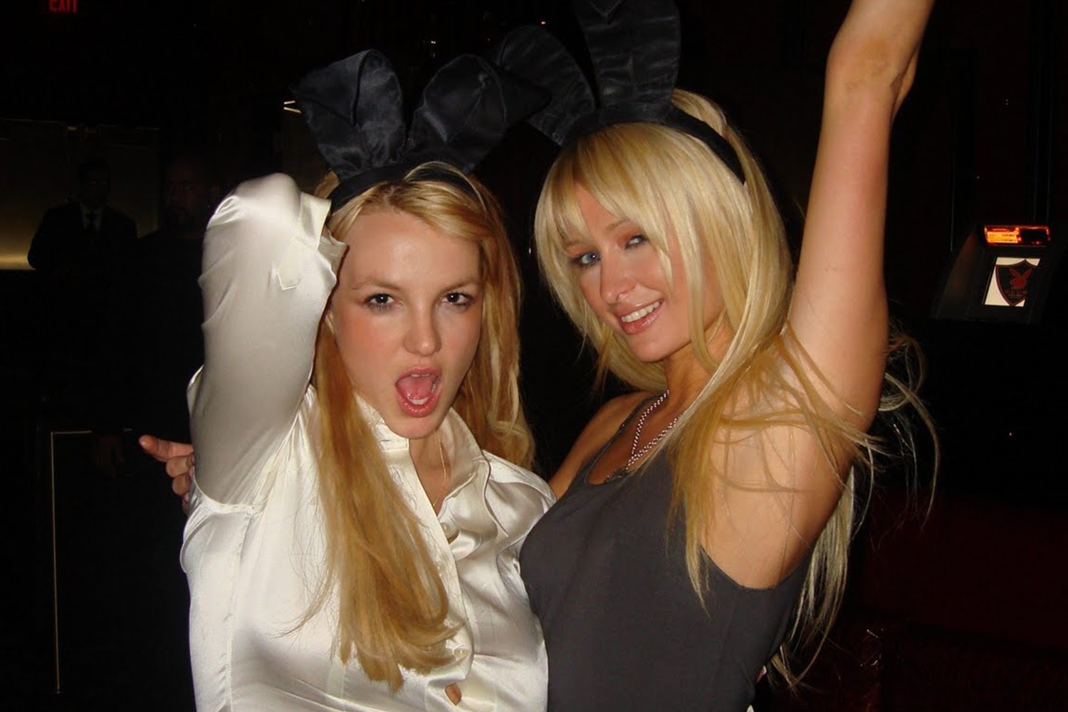 Paris Hilton insinua que ela e Britney Spears inventaram a selfie - TecMundo