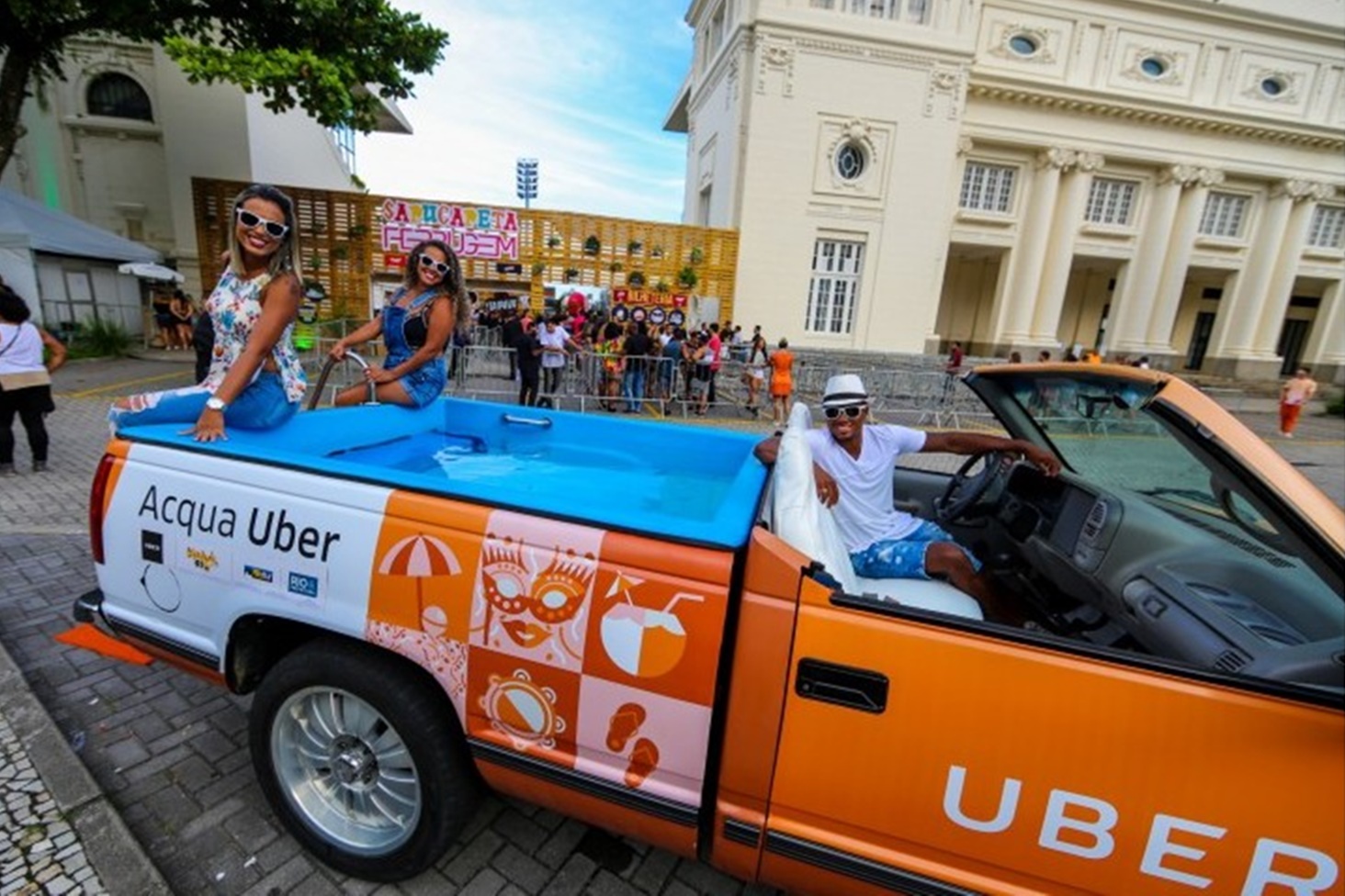 Resultado de imagem para Uber coloca picape com caçamba de piscina para circular no Rio de Janeiro
