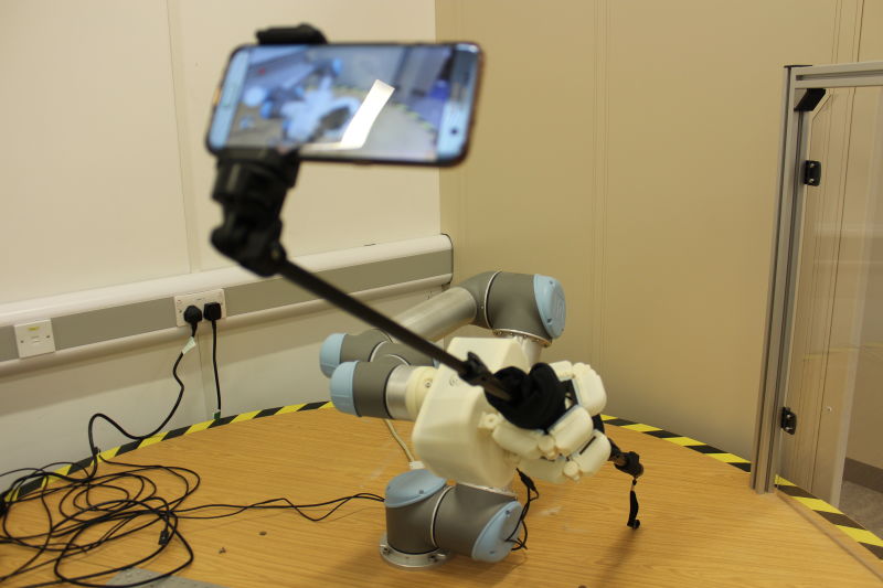 Robô fazendo uma selfie 