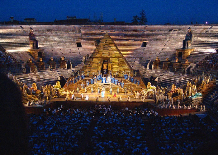 Presentación de la ópera en la Arena