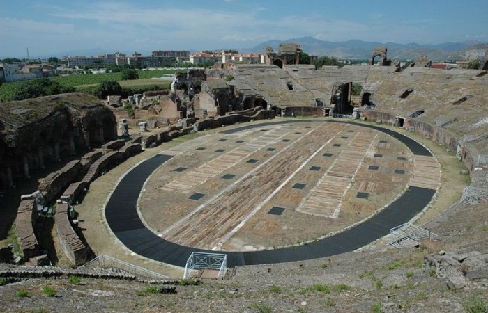 la Arena de Capua, Italia