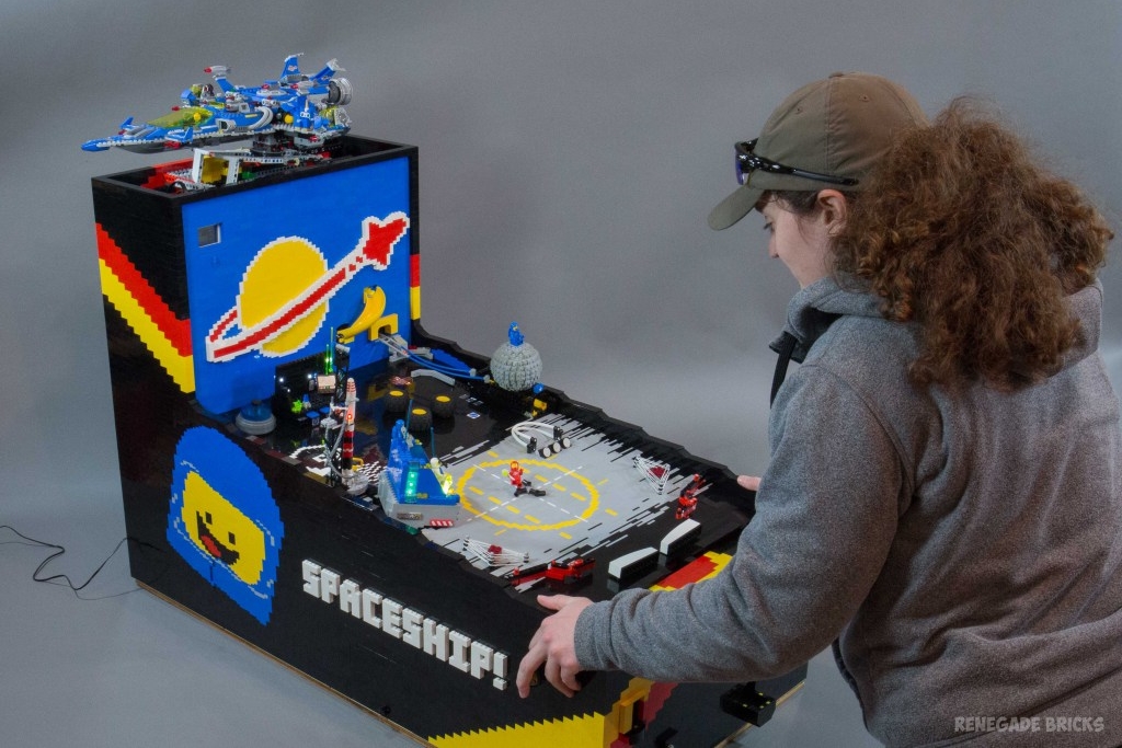 Imagem de: Youtuber usa 15 mil peças para criar uma máquina de pinball feita de LEGO