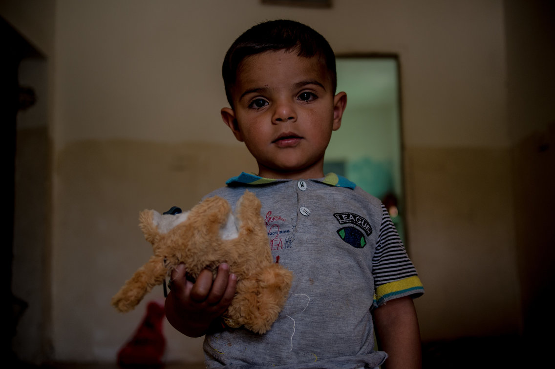 Menino com urso de pelúcia