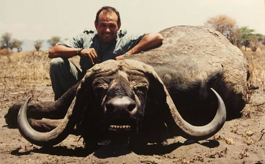 Caçador abate búfalo e é morto por animal do mesmo rebanho na África - Mega  Curioso